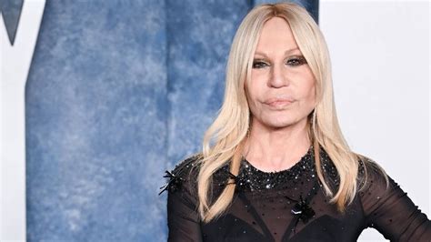 Donatella Versace nicht wiederzuerkennen: Designerin zeigt。